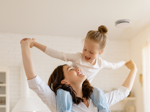 Comfo Valve Luna, mother with daughter on her shoulders, kitchen, laughing, happy, base Image AdobeStock_451026481,