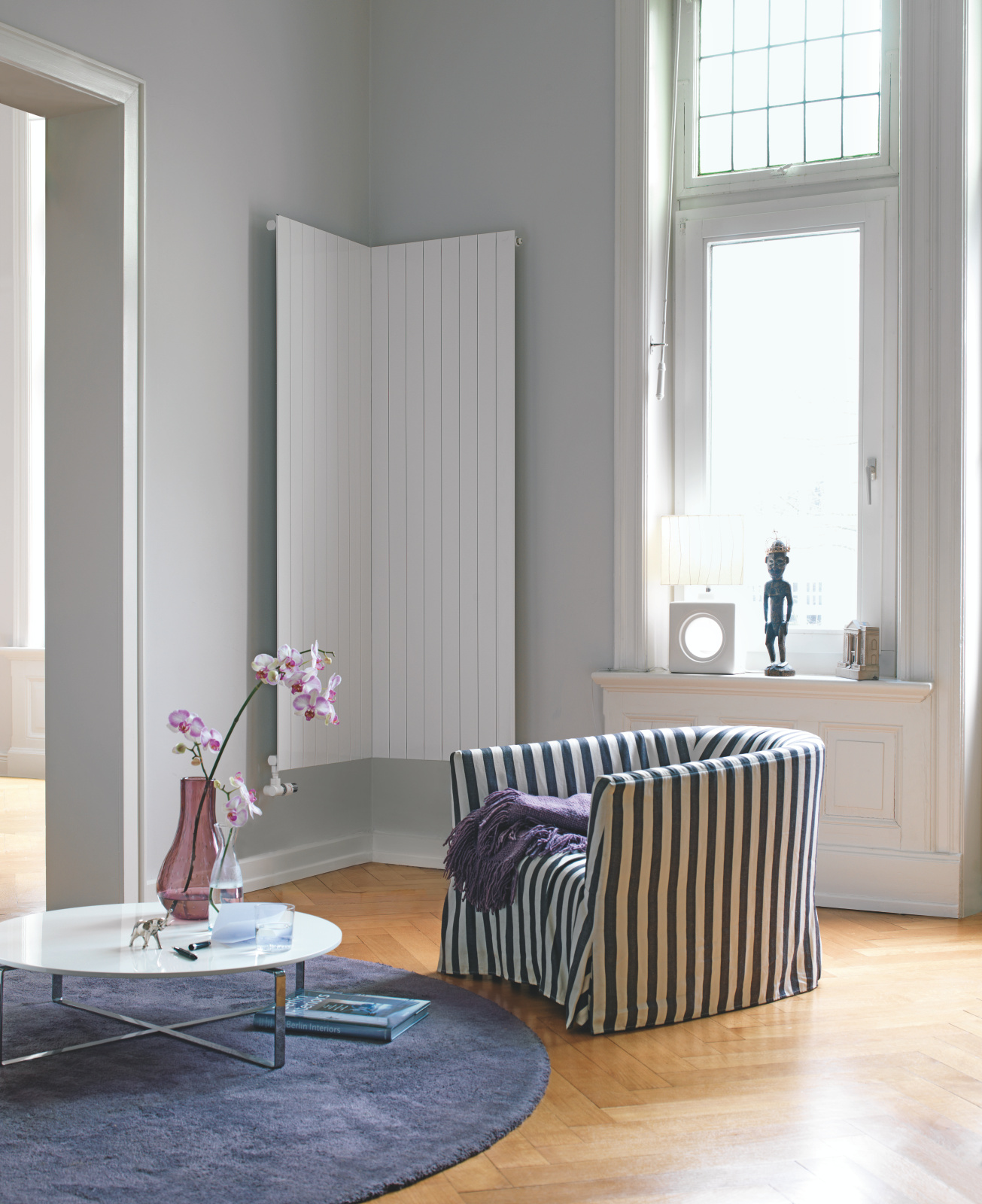 Zehnder_RAD_Nova-HY_thermostat_livingroom Rendering Zehnder Nova Decorative radiator Front view