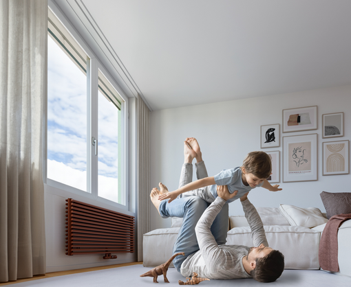 Zehnder_RAD_Kleo-HY_Young-father-playing-at-home-with-preschooler-son Happy young father lying on floor in living room hold fly with little preschooler son engaged in funny game together, loving dad relax playing with small boy child, enjoy family weekend at home, base iamge AdobeStock_332248000,