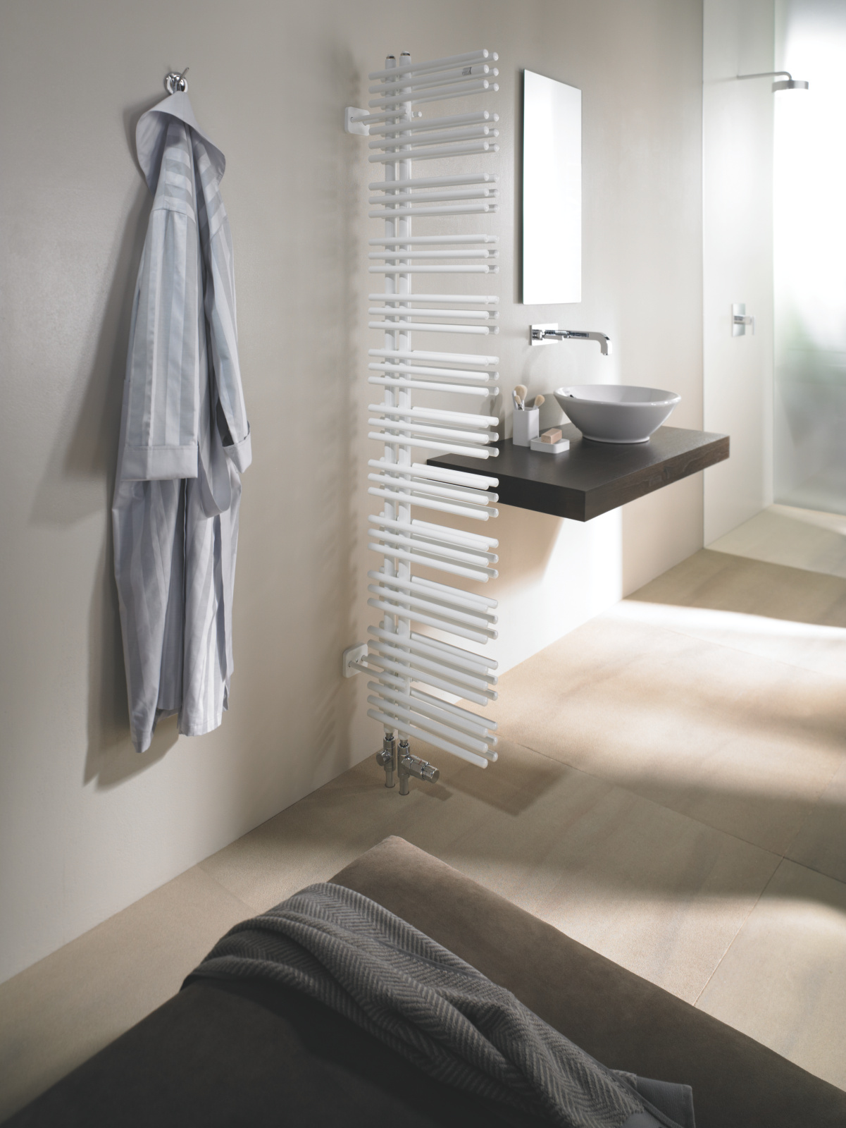 Rendering Zehnder Yucca Asym Decorative radiator Front view